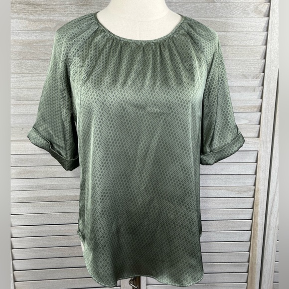 BANANA REPUBLIC Silky Half Sleeve Blouse Sage w Navy Geo Pattern-XS - Picture 1 of 4